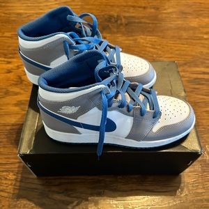 Youth 6.5 Jordan 1 Mid